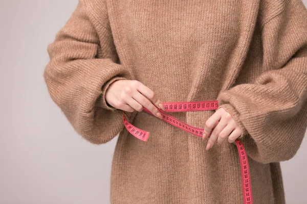 Jeune Belle Femme Mesurant Taille Pouces Isolés Sur Fond Gris — Photo