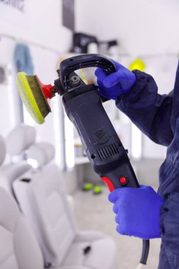 Genç mekanik oto tamircisi. Çok iyi.