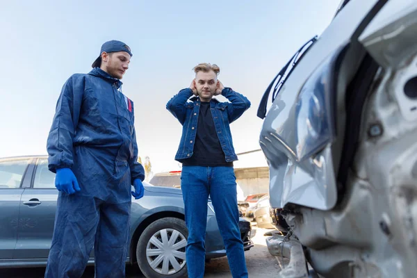 Het Stuurprogramma Het Ongeval Emoties Houdt Zijn Hoofd Auto Gebroken — Stockfoto