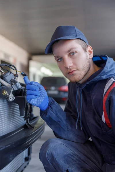 Junger Mechaniker Der Autowerkstatt Daumen Hoch Ein Junger Mechaniker Einer — Stockfoto