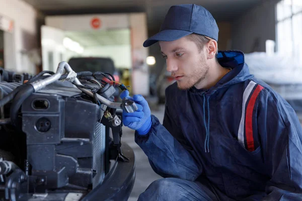 Junger Mechaniker Der Autowerkstatt Daumen Hoch Ein Junger Mechaniker Einer — Stockfoto