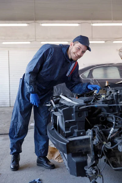 Tânăr Mecanic Atelierul Reparaţii Auto Tânăr Mecanic Într Atelier Reparații — Fotografie, imagine de stoc