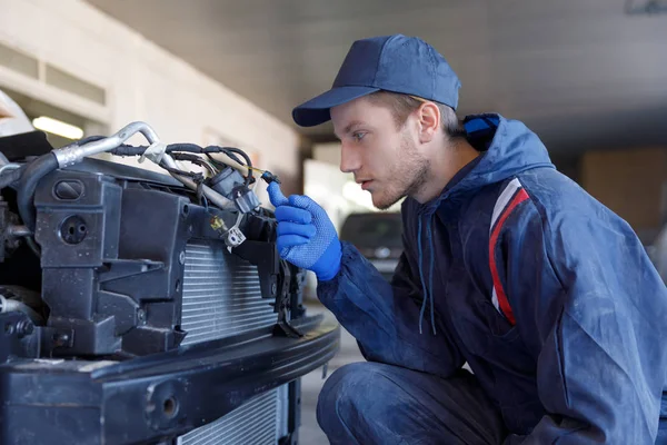 Jonge Monteur Auto Reparatiewerkplaats Duimen Omhoog Een Jonge Monteur Een — Stockfoto