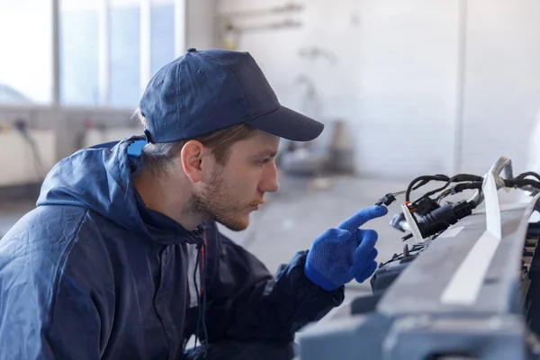 Joven Mecánico Taller Reparación Automóviles Pulgares Hacia Arriba Joven Mecánico — Foto de Stock