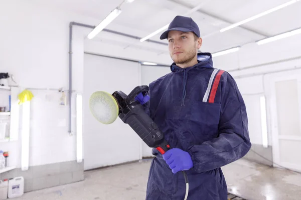 Joven Mecánico Taller Reparación Automóviles Pulgares Hacia Arriba Joven Mecánico — Foto de Stock