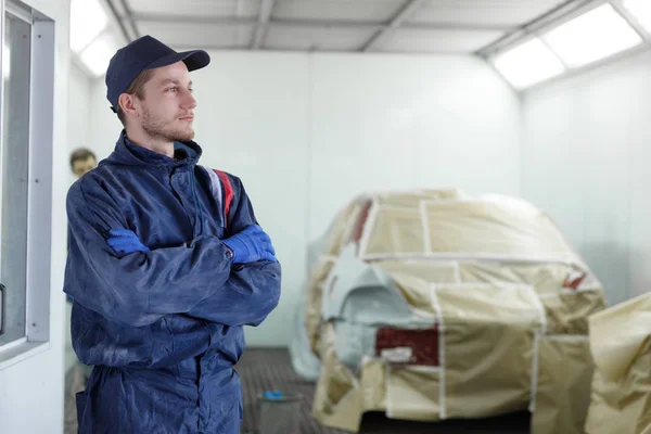 Jeune Mécanicien Dans Atelier Réparation Automobile Regarde Ailleurs Voiture Arrière — Photo