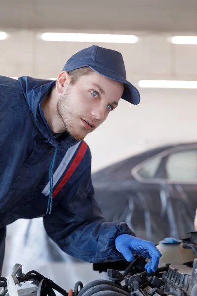 Young Mechanic Auto Repair Shop Thumbs Young Mechanic Auto Repair — Stock Photo, Image
