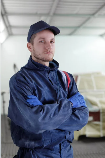 Ein Junger Mechaniker Einer Autowerkstatt Faltete Die Arme Vor Sich — Stockfoto