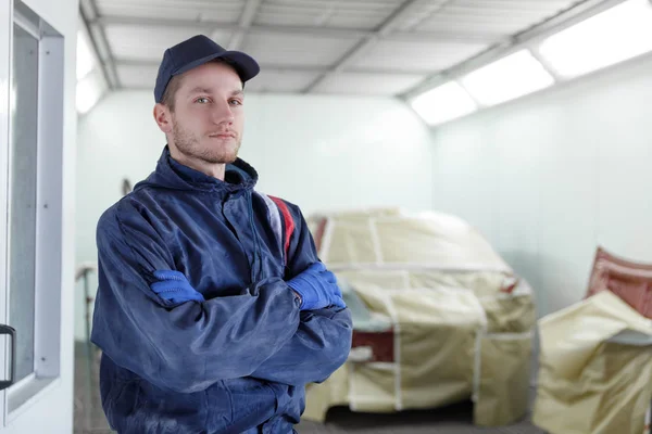Jeune Mécanicien Dans Atelier Réparation Automobile Plia Les Bras Devant — Photo