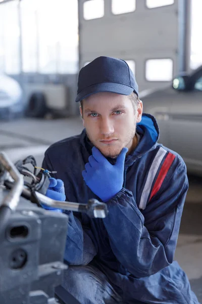 Junger Mechaniker Der Autowerkstatt Daumen Hoch Ein Junger Mechaniker Einer — Stockfoto