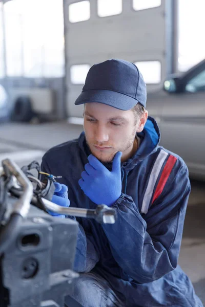 Młody Mechanik Warsztacie Auto Kciuk Górę Młody Mechanik Warsztat Samochodowy — Zdjęcie stockowe