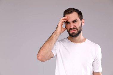 Farklı ifadeler yapan güzel erkek. Adam duyguların