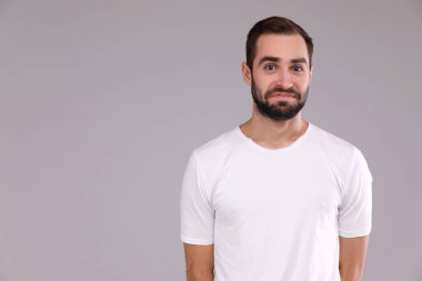 Farklı ifadeler yapan güzel erkek. Adam duyguların