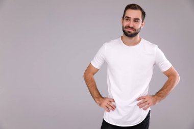 Farklı ifadeler yapan güzel erkek. Adam duyguların