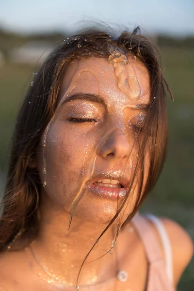 彼女の顔の上に蜂蜜と若い美しい女性 健康的な肌 蜂蜜の治療 — ストック写真
