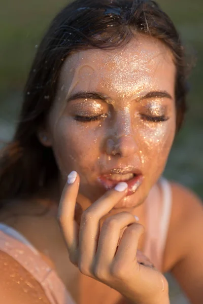 Mooie Jongedame Met Honing Haar Gezicht Gezonde Perfecte Huid Honing — Stockfoto