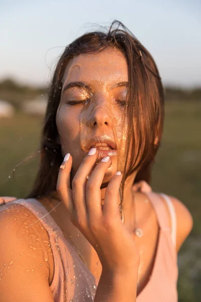 彼女の顔の上に蜂蜜と若い美しい女性 健康的な肌 蜂蜜の治療 — ストック写真