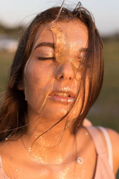 彼女の顔の上に蜂蜜と若い美しい女性 健康的な肌 蜂蜜の治療 — ストック写真