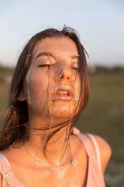 Ung Vacker Kvinna Med Honung Hennes Ansikte Friska Perfekt Hud — Stockfoto