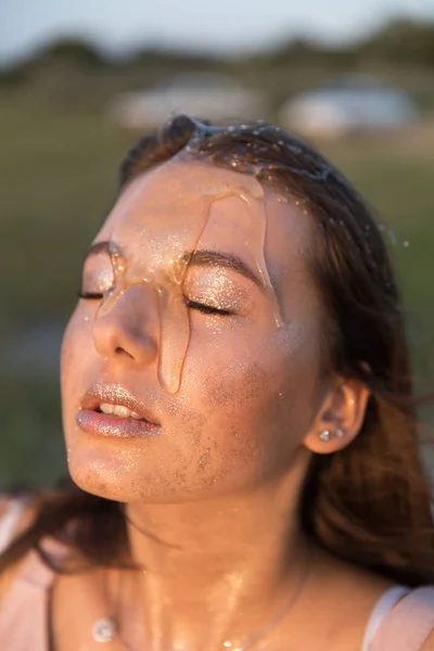 彼女の顔の上に蜂蜜と若い美しい女性 健康的な肌 蜂蜜の治療 — ストック写真