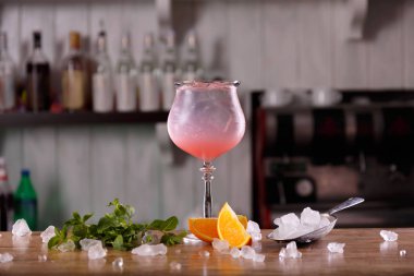 Kokteyl bar içki, kokteyl cam çubuk, kokteyl, yanan ile sıcak içecek, taze içki kokteyl bir renk arka plan üzerinde