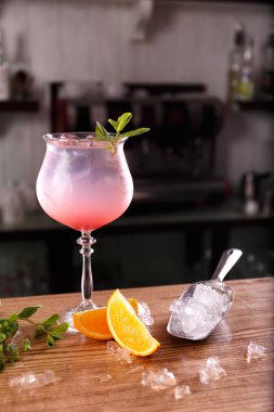 Kokteyl bar içki, kokteyl cam çubuk, kokteyl, yanan ile sıcak içecek, taze içki kokteyl bir renk arka plan üzerinde