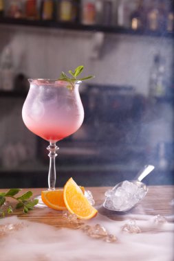 Kokteyl bar içki, kokteyl cam çubuk, kokteyl, yanan ile sıcak içecek, taze içki kokteyl bir renk arka plan üzerinde