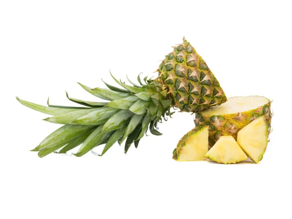 Ananas Frais Entier Coupé Isolé Sur Fond Blanc Vue Dessus — Photo