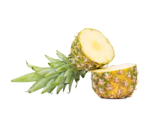 Färsk Hel Och Skuren Ananas Isolerad Vit Bakgrund Från Ovanifrån — Stockfoto