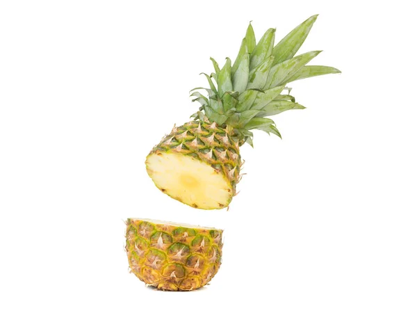Čerstvý Vcelku Nakrájený Ananas Izolovaný Bílém Pozadí Horního Pohledu — Stock fotografie