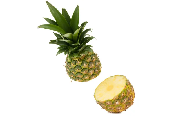 Färsk Hel Och Skuren Ananas Isolerad Vit Bakgrund Från Ovanifrån — Stockfoto