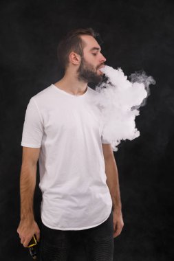 adam bir duman bulutu serbest siyah arka plan üzerine beyaz t-shirt