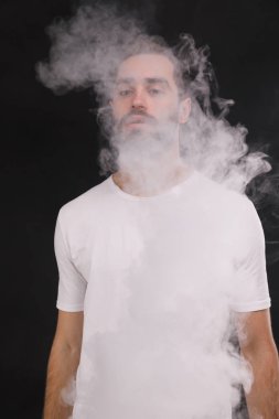 adam bir duman bulutu serbest siyah arka plan üzerine beyaz t-shirt