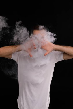 adam bir duman bulutu serbest siyah arka plan üzerine beyaz t-shirt