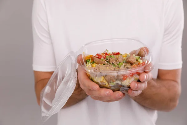 Hawaiano ahi salmone poke bowl in scatola di plastica — Foto Stock