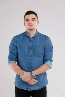 Beyaz arka plan üzerinde izole boş mavi tişört yakışıklı adam