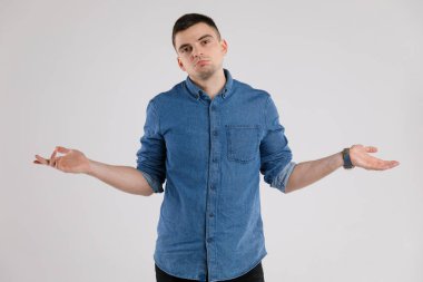 Beyaz arka plan üzerinde izole boş mavi tişört yakışıklı adam