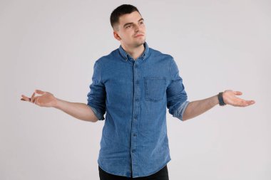 Beyaz arka plan üzerinde izole boş mavi tişört yakışıklı adam