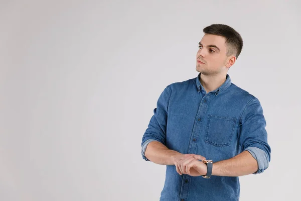 Pohledný muž v prázdné modré tričko izolovaných na bílém pozadí — Stock fotografie