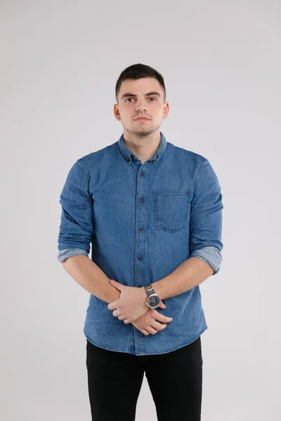 Bonito homem em uma camiseta azul em branco isolado no fundo branco — Fotografia de Stock