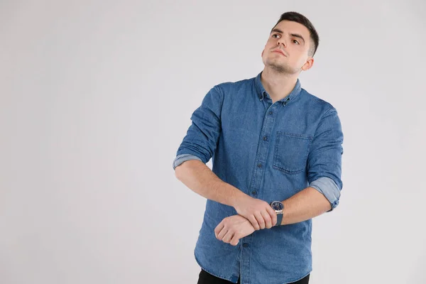 Foto do homem em uma camiseta azul em branco — Fotografia de Stock