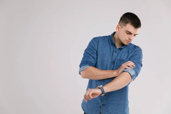 Hombre guapo en una camiseta azul en blanco aislado sobre fondo blanco —  Fotos de Stock