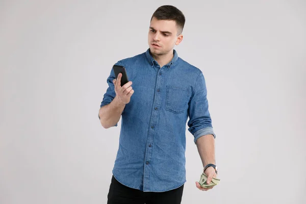 Knappe man in een leeg blauw t-shirt geïsoleerd op witte achtergrond — Stockfoto