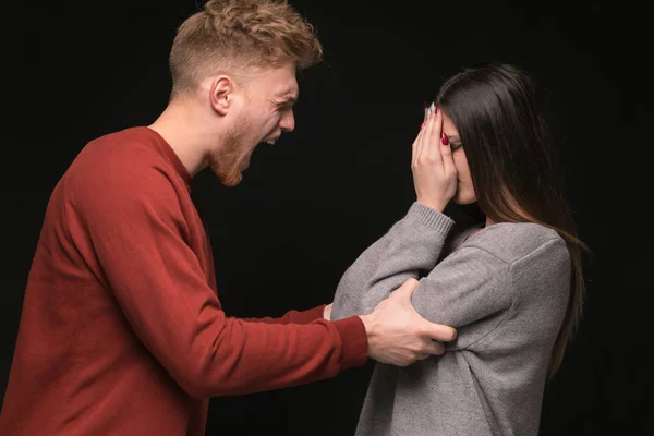 Jovem casal em conflito, homem e mulher luta — Fotografia de Stock