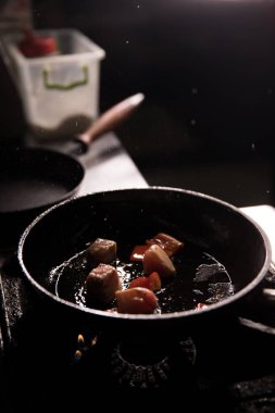 Şef içinde Restoran mutfak hazırlanıyor gıda koyu arka plan