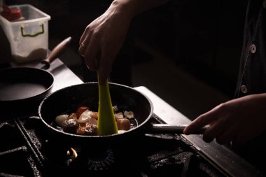 Şef içinde Restoran mutfak hazırlanıyor gıda koyu arka plan