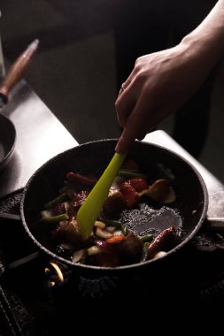 Şef içinde Restoran mutfak hazırlanıyor gıda koyu arka plan