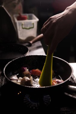 Şef içinde Restoran mutfak hazırlanıyor gıda koyu arka plan
