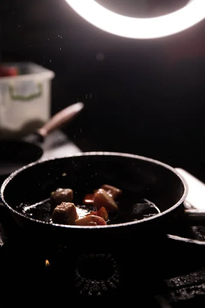 Šéfkuchař v restauraci Kitchen připravuje jídlo tmavé pozadí — Stock fotografie