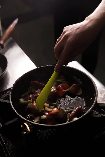 Chef In Ristorante Cucina Preparazione Cibo sfondo scuro — Foto Stock